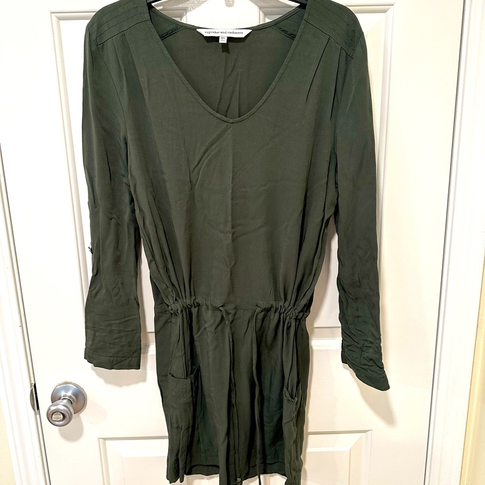 Cupcakes & Cashmere boutique Army Green Dress. Size XS